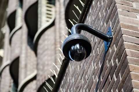 Systemet använder AI och ansiktsigenkänning för att analysera bilder från nära 11 000 säkerhetskameror. 