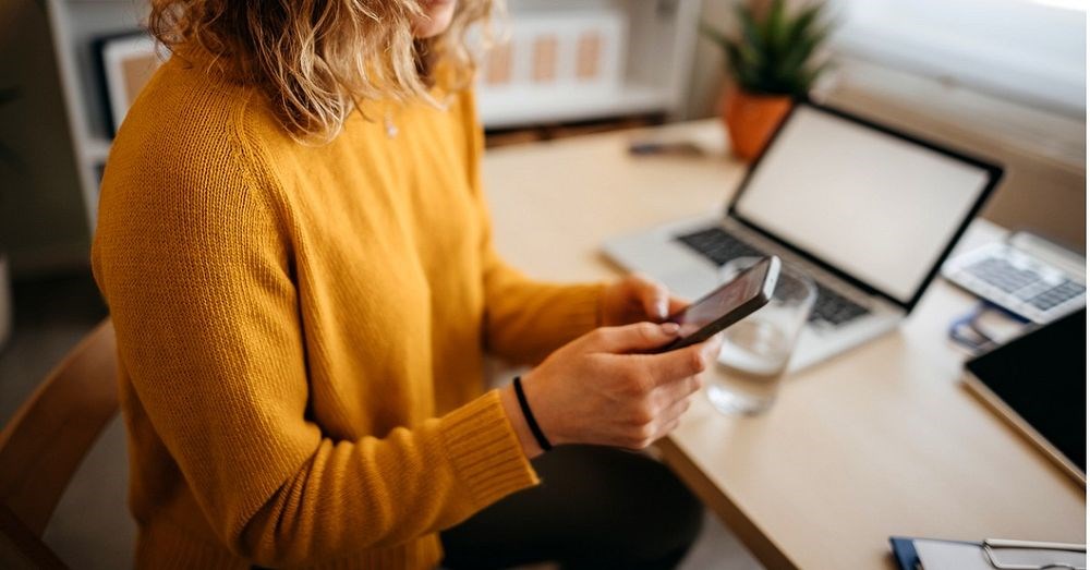 Vid device code phishing begär angriparen först en giltig enhetskod från Microsoft. Därefter skickas ett nätfiskemeddelande som uppmanar mottagaren att ange koden på en legitim inloggningssida, exempelvis microsoft.com/devicelogin.