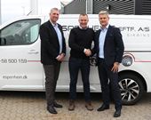 Regionsdirektør i Elcon Palle Egelund Jensen (tv), ejer af Espenheins Eftf. Lars Rasmussen og adm. direktør i Elcon Jesper Knudsen (th).
