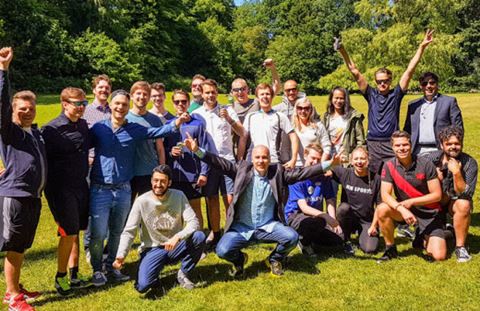 Mindmancer-teamet, med Johnny Berlic sittande i mitten, gläds åt arbetstidsförkortning. Mindmancer-teamet, med Johnny Berlic sittande i mitten, gläds åt arbetstidsförkortning.