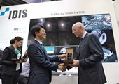 Pictured left to right are: Dr Albert Ryu, IDIS President and Chief Operating Officer presenting the award to Peter Ford, Managing Director of Pro-Vision Distribution Ltd.