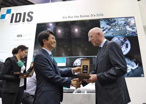 Pictured left to right are: Dr Albert Ryu, IDIS President and Chief Operating Officer presenting the award to Peter Ford, Managing Director of Pro-Vision Distribution Ltd.