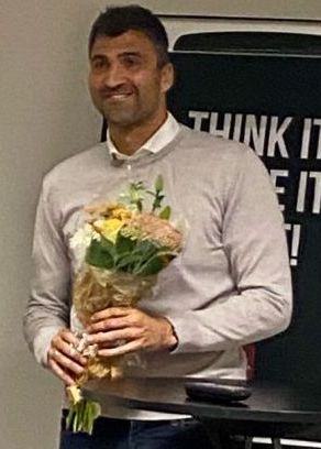 Kenny Stamapoulos gripande redogörelse om mutförsöket och det rättsliga efterspelet tackades han med blommor från Snos generalsekreterare Lennart Alexandrie Foto: Karin Johannesen Kenny Stamapoulos gripande redogörelse om mutförsöket och det rättsliga efterspelet tackades han med blommor från Snos generalsekreterare Lennart Alexandrie