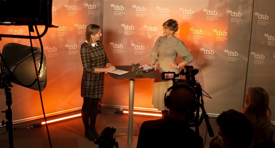 Fra venstre: Elisabeth Sørbøe Aarsæther direktør i DSB.  Høyre: Grete Herlofson, Generalsekretær i Norske Kvinners Sanitetsforening