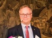 Martin Gren, en av grundarna av Axis Communications, hämtar exempel på brottsbekämpande kamerainstallationer från hela världen.
