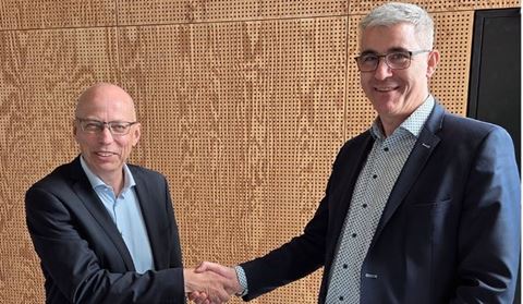 AAU's prorektor for forskning Jesper Wengel (tv) og DBI's forskningsdirektør Carsten Damgaard ved underskrivelsen af den strategiske samarbejdsaftale.