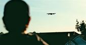 Der er nogle forskellige muligheder til at bekæmpe droner - nogle realistiske, andre ikke. De fleste mener, at den mest effektive metode til at bekæmpe droner er at blokere kommunikationen mellem operatør og drone eller endda blokere for GPS-signalet. 