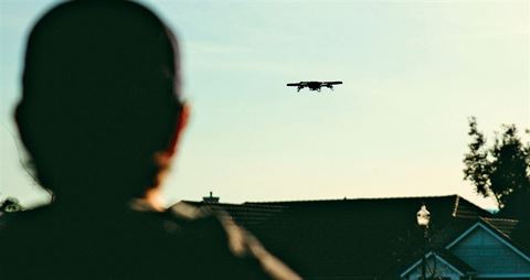Der er nogle forskellige muligheder til at bekæmpe droner - nogle realistiske, andre ikke. De fleste mener, at den mest effektive metode til at bekæmpe droner er at blokere kommunikationen mellem operatør og drone eller endda blokere for GPS-signalet.