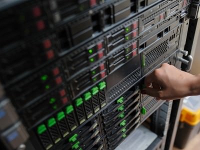 Med ett molnbaserat videohanteringssystem slipper företaget skaffa egna platskrävande servrar och rack samtidigt som AI-funktioner uppdateras automatiskt och håller företaget i teknikens framkant.