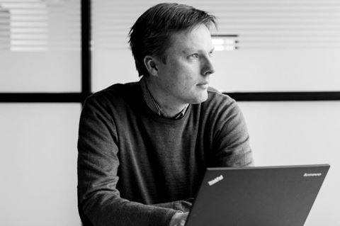 Virksomhederne er ikke gode nok til selv at finde sikkerhedsbristerne, og de er derfor delvist blinde overfor den stigende cybertrussel, siger Bjarke Alling, formand for IT-Branchens it-sikkerhedsudvalg og koncerndirektør i Liga Aps.