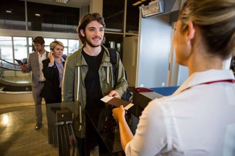 Nogle lufthavne beslutter ifølge Milestone at holde omkostningerne nede ved kun at have ansigtsgenkendelse i paskontrollen/immigrationsområdet. Foto: Freepik