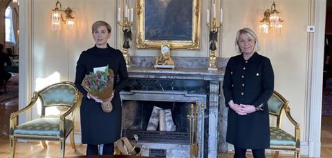 Sofie Nystrøm ble utnevnt til ny direktør i Nasjonal sikkerhetsmyndighet i dag. I den anledning fikk hun blomster av justis- og beredskapsminister Monica Mæland. 