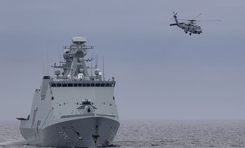 Fregatten Absalon med Seahawk-helikopter. Foto: Forsvaret. 