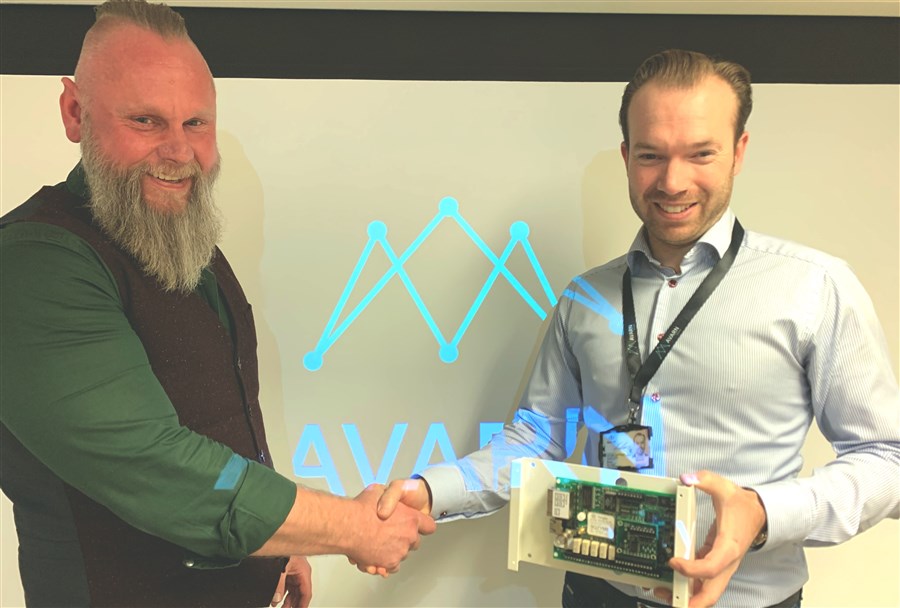 Jonathan Björnsson på Dualtech och Johan Maxeus på Avarn Security bekräftar bolagens samarbete med ett handslag.