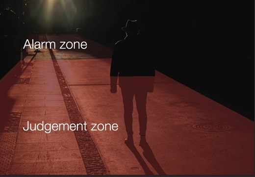 Alarmer kan udløses baseret på rækkefølgen af zonedetektion, for eksempel hvis en ubuden gæst går ind i en bestemt zone først og derefter går videre til en anden zone.