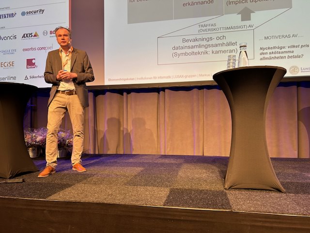 Moderatorn och kameraforskaren Markus Lahtinen kopplade ihop kamerabevakning med rättssäkerhet i sitt korta inledande anförande.
