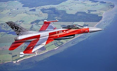 Det nye Dannebrogsfly skal fungere som ambassadør for Forsvaret og Flyvevåbnet. Bemalingen er designet af Mads Bangsø. Foto: Forsvarskommandoen/Tom Houquet, Aviation Photocrew. 