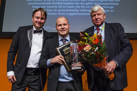 I midten Årets tryghedsambassadør sammen med Lennart Alexandrie, direktør og ansvarshavende redaktør af SecurityUser.com samt SNOS formand Åke Andersson.
