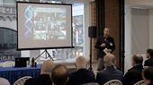 Henrik Olsen fra Unisecure fortæller i New York mere over 100 repræsentanter fra blandt andet NYPD og FBI om, hvordan brug af usynlig DNA-væske vil kunne nedbringe antallet af røverier i eksklusive butikker.