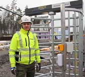 Alla som passerar in och ut på byggarbetsplatsen identifierar sig genom sitt fingeravtryck och kan därefter passera rotationsgrinden till det inhägnade området.