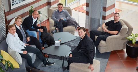 Samling hos Newsafe i Västerås. Joakim Lorenz, vd, syns längst till höger i soffan.