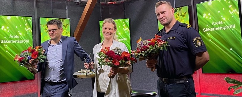 Susan Bergman fick idag utmärkelsen Årets Säkerhetsprofil. Här syns hon flankerad av de övriga två finalisterna till utmärkelsen, Jonas Trolle och Viktor Adolphson. Susan Bergman fick idag utmärkelsen Årets Säkerhetsprofil. Här syns hon flankerad av de övriga två finalisterna till utmärkelsen, Jonas Trolle och Viktor Adolphson.
