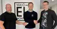 Handslag för samgående, Daniel Eliasson, vd Växjö Elmontage,  flankerad av Peter Lindblom och Anders Linnér, grundare av Telesystem i Växjö.