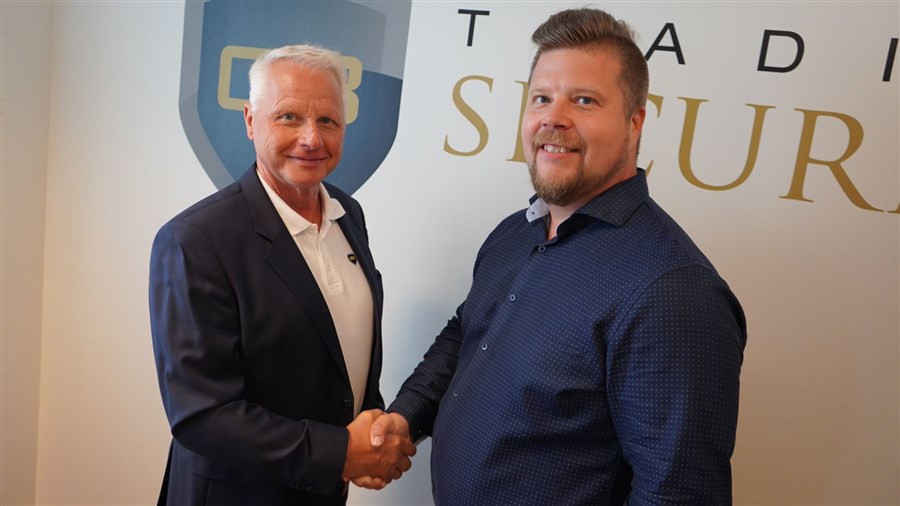 Överens om samgåendet. GB Tradings ägare Göran Bergfors och Starbits vd Anders Nilsson bekräftar med ett handslag.