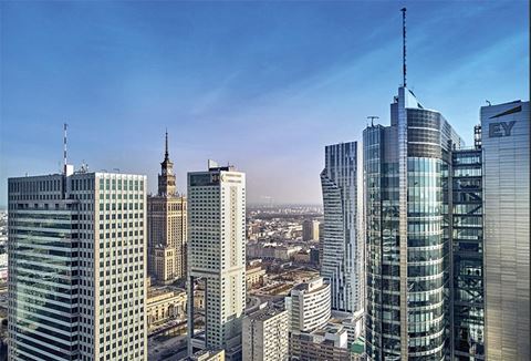 Kontorsbyggnaden Rondo 1 i Warszawa är 192 meter hög, och har ett 40 våningar högt glastorn samt en tio våningar hög byggnad med en fasad av ogenomskinligt frostat glas.