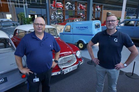 Jan Julin, Bosch Security Systems (tv) og Rasmus Leisvig iLOQ foran et lille udpluk af de smukke køretøjer i udstillingshallen i Bagsværd. 