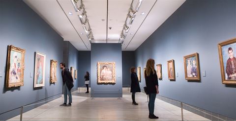 Bosch IP-panoramakameror bevakar museets tillfälliga utställningsrum och varje konstinstallation för att eliminera blinda fläckar. Bosch IP-panoramakameror bevakar museets tillfälliga utställningsrum och varje konstinstallation för att eliminera blinda fläckar.