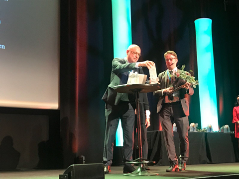 Magnus Ranstorp (tv) får prisen overrakt af publisher Lennart Alexandrie, SecurityUser.com