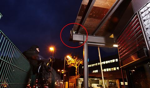 Den manipulationssikrede scanner giver maksimal driftsikkerhed i alle vejrlig og tilbyder tilmed automatisk tilpasning af overvågningsområdet i takt med at omgivelserne ændrer sig.