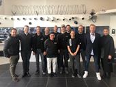 Partner Christian Hansen (med kasket) sammen med det øvrige personale fra Secubi samlet i virksomhedens nye showroom.