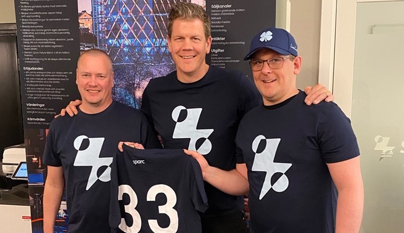 Sparc Groups vd, entreprenören Erik Björklund, flankerad av BMA Säkerhets grundare Michael Kristensen och Ludvig Vollmer.