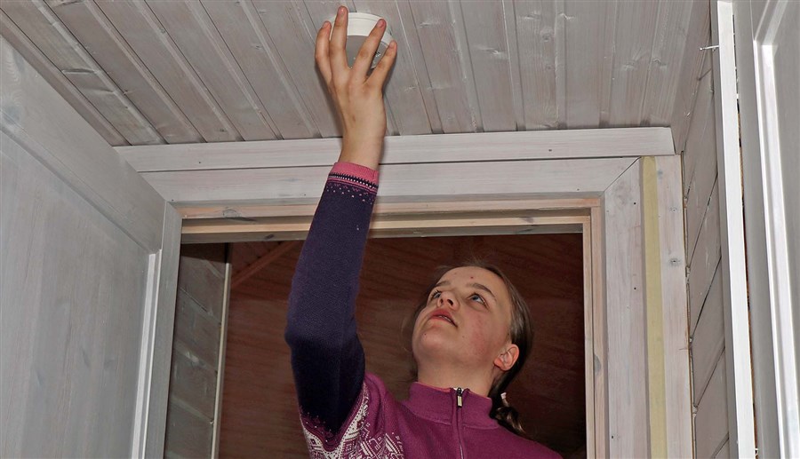 Det er påbudt med røykvarsler og slokkeutstyr i alle boliger, inkludert hytter. Foto: Tryg forsikring Det er påbudt med røykvarsler og slokkeutstyr i alle boliger, inkludert hytter.