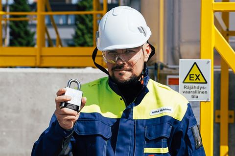 IECEx og ATEX er certificeringssystemer baseret på standarder, der vedrører udstyr til brug i eksplosive atmosfærer med farlige gasser og støv.