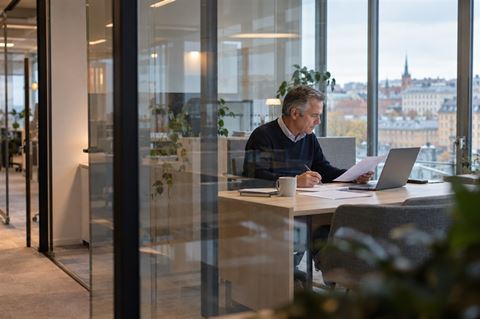 Bland organisationer med 1 500–2 000 anställda uppger 47 procent att de saknar kompetens inom AI-styrning. 