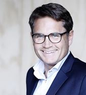 - Danmark er et af verdens mest digitale samfund, men vi må erkende, at vi halter bagud på AI. Det er vigtigt, at vi får sat skub i investeringerne, for vi har alle muligheder for at ligge i front på området, siger administrerende direktør i Dansk Erhverv Brian Mikkelsen.