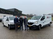 Dennis Egholm i midten er flankeret af Johnny Klausen (tv) og Torsten Ussing foran Scanviews hovedkvarter i Fredericia.
