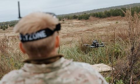Danske soldater flyver FPV-droner under testens første fase, hvor de får en grunduddannelse i brugen af droner. Foto: Lærke Weensgaard / Forsvaret 