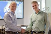 Magnus Orrebrant, administrerende direktør for Vehco og Stefan Albertsson, administrerende direktør for Addsecure-gruppen i strategisk avtale.