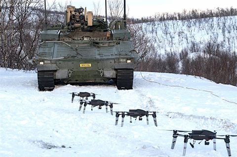 Hæren testet ut dronesvermen Valkyrie under Nordic Response i 2024. Den gangen ble svermen styrt fra en CV90 panservogn.