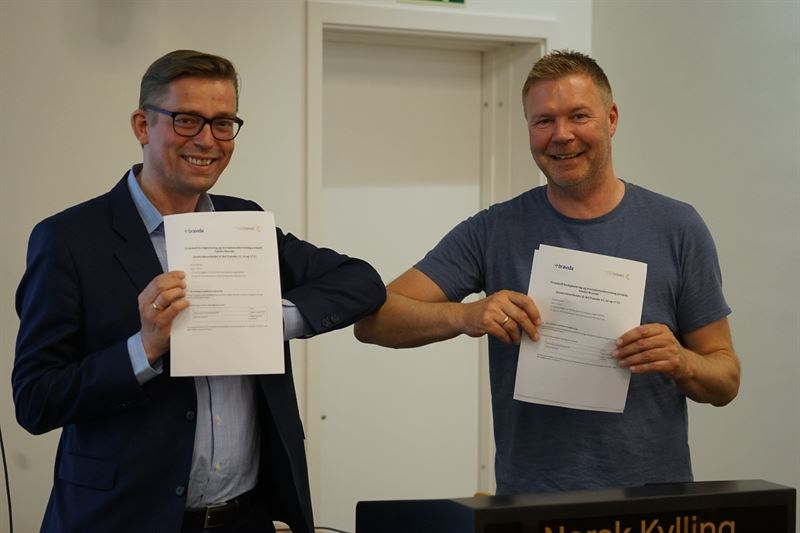 NHP Eiendoms administrerende direktør Christian Wist og Bravidas regiondirektør i Midt-Norge, Petter Storhaug skrev under overtakelsesprotokoll hos Norsk Kylling 11. juni.