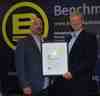 Peter Ainsworth, produkt- och marknadsföringschef på Samsung Techwin Europe mottog priset av Benchmarks redaktör Peter Conway.