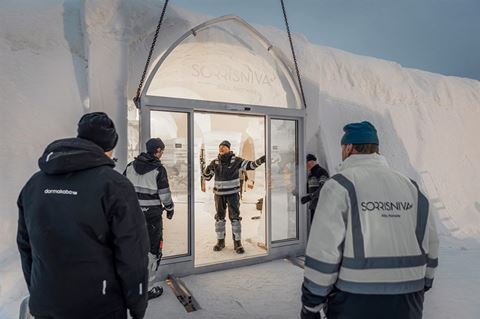 I 1999 byggede Sorrisniva Norges første ishotel, som siden da genopføres hver vinter af dygtige lokale håndværkere.