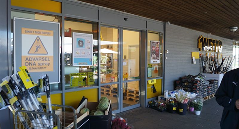 Efter de lovende resultater i Danmark installer Dansk Supermarked nu også sprayanlæg i en række udsatte Netto-butikker i Sverige.