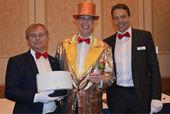 Magisk öppning på säkerhetsmässan i Las Vegas. Håkan Hansson, global produktchef för ljud på Axis Communications, agerade trollkonstnär under Axis pressmöte inför ISC West. Martin Gren, med den nya radarn i famnen, och Fredrik Nilsson var båda mycket nöjda med responsen på pressmötet