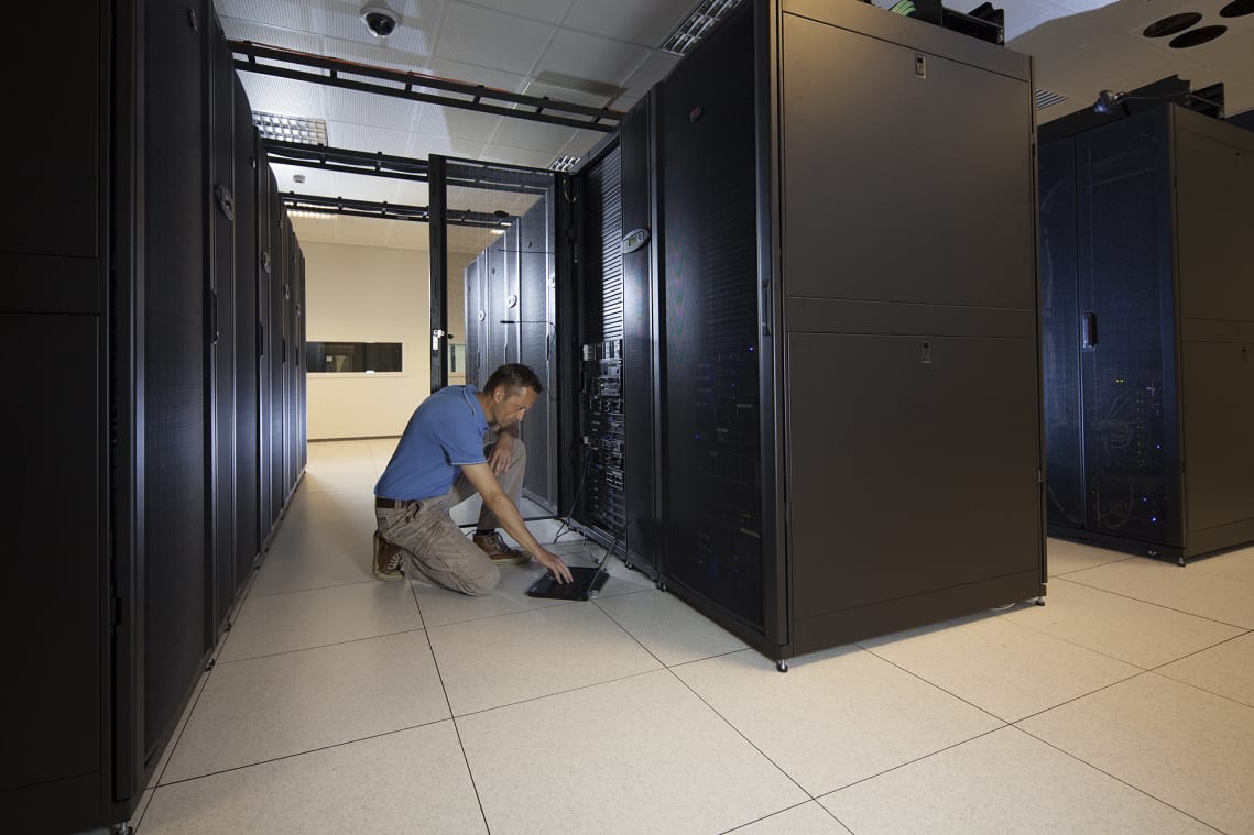 Formålet med den nye partnerskabsaftale er at styrke Schneider Electrics position inden for edge computing – karakteriseret ved etableringen af mikrodatacentre til opbevaring af forretningskritiske data tæt på virksomheder. Foto: Schneider. Formålet med den nye partnerskabsaftale er at styrke Schneider Electrics position inden for edge computing – karakteriseret ved etableringen af mikrodatacentre til opbevaring af forretningskritiske data tæt på virksomheder. Foto: Schneider.