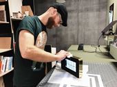 Medstifter Niels Nydam Andersen færdiggør en dørtelefon.